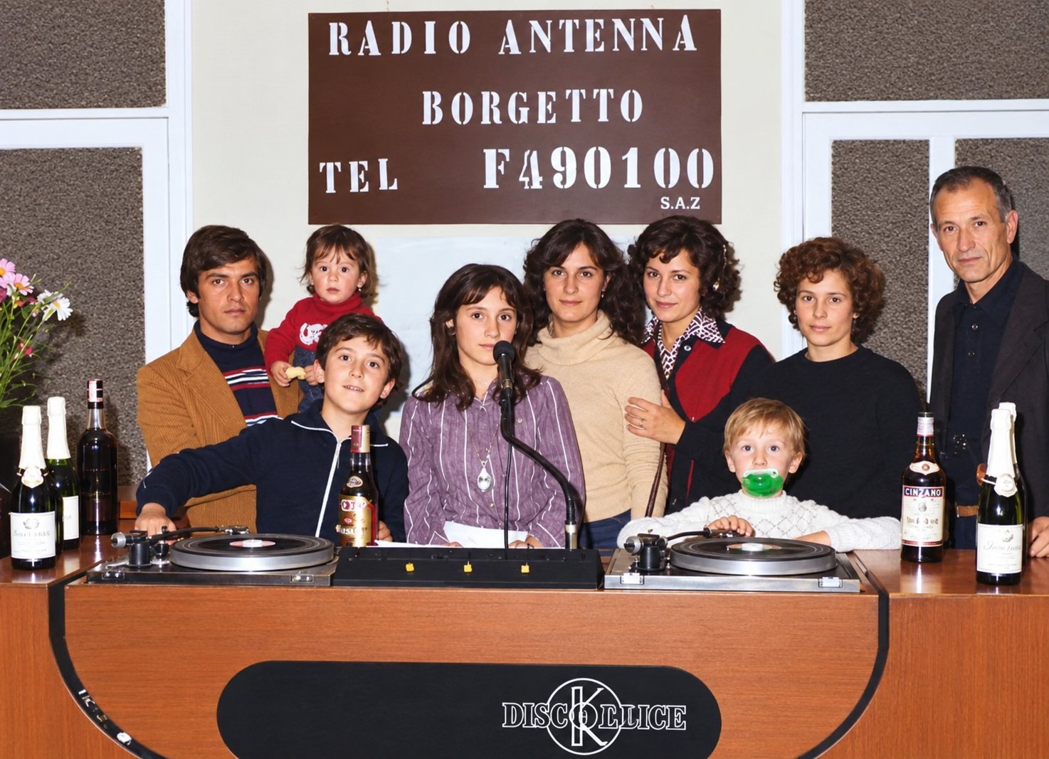 Radio Antenna Borgetto, i primi anni: la famiglia riunita davanti al cartello storico della radio, con i giradischi in primo piano