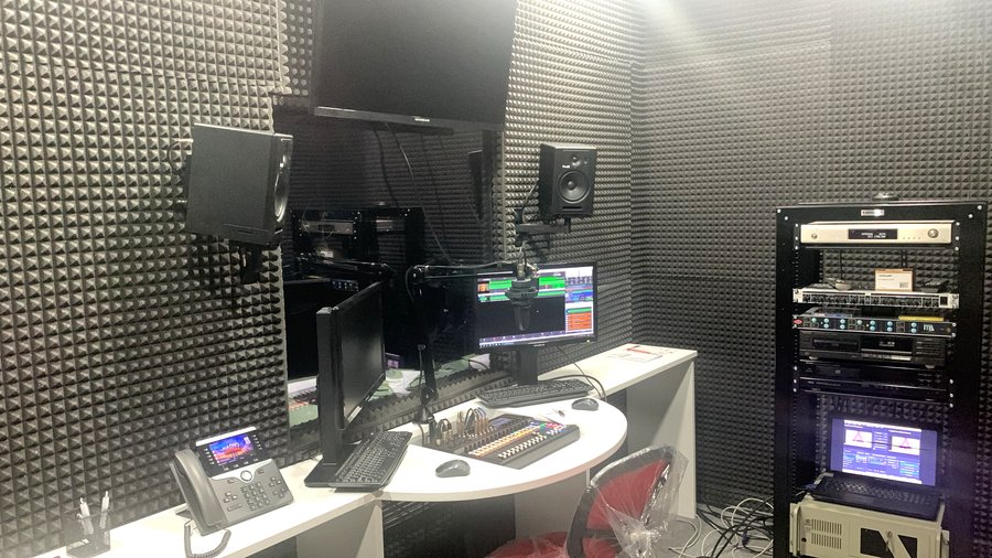 Lo studio insonorizzato di Radio Antenna, con la consolle, i monitor di trasmissione e il rack tecnico